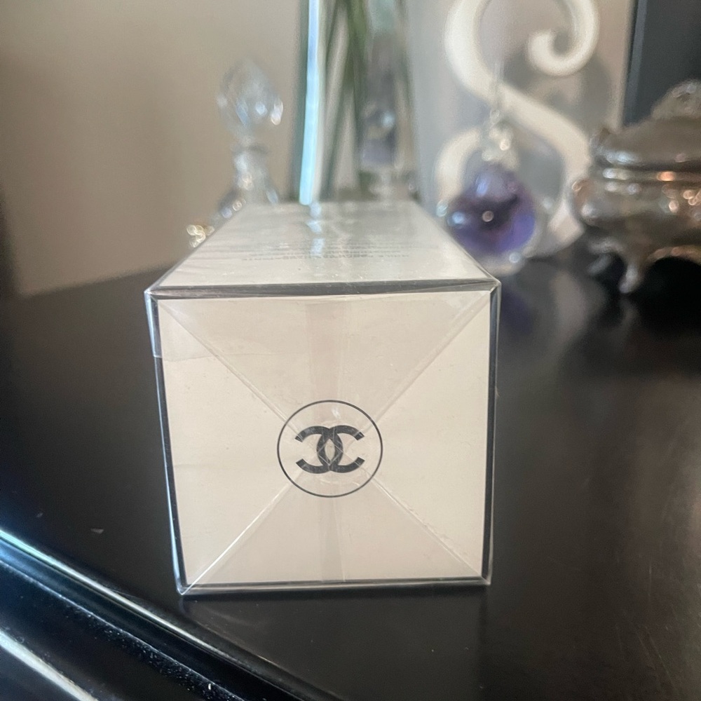 CHANEL No.5 The Body Oil - White and Black Accents - Picture 4 of 6